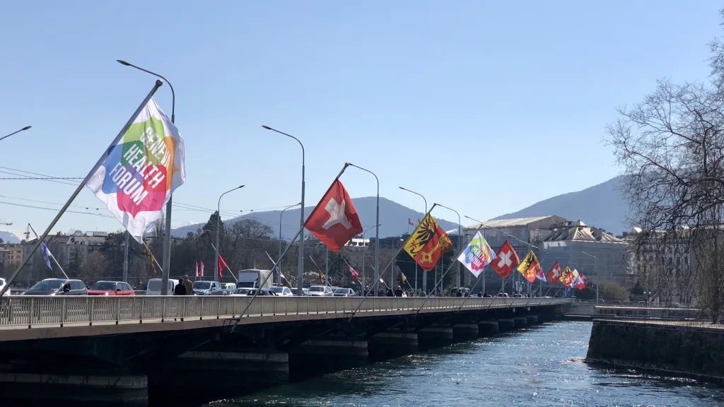 Drapeaux du Geneva Health Forum sur un pont à Genève